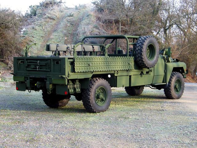 再穷也不能穷国防,经济崩溃的津巴布韦都装备