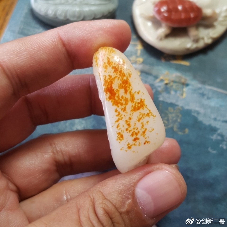 红皮白肉和田籽料,这个可以叫羊脂玉,各项指标到顶.细白油糯