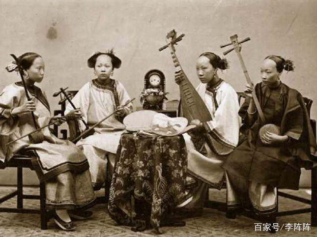 清朝“青楼女子”的真实照片,打扮的很妩媚,最后一张令人唾弃!