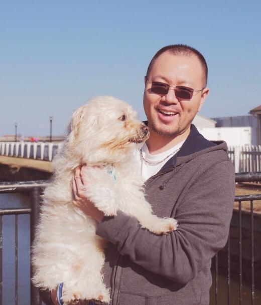 抖音长相粗狂歌声柔情的80后“老腊肉”虎二作品因版权问题下线