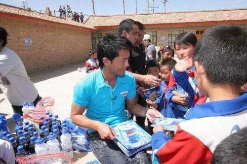 韩红曝光明星捐款数额!她只捐了200元,网友:比林心如强