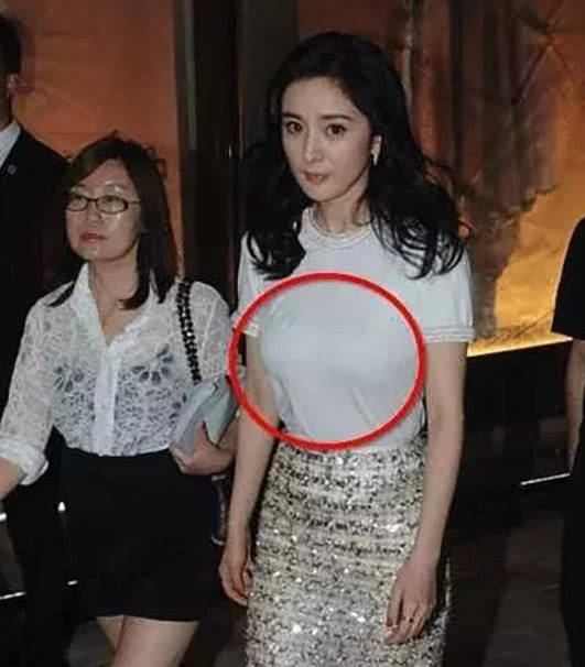 杨幂出席活动,宽松白t硬是穿成了紧身衣,网友:身材真好!