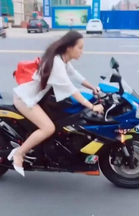 美女穿高跟鞋在马路上骑摩托车,速度飞快,网友:简直不