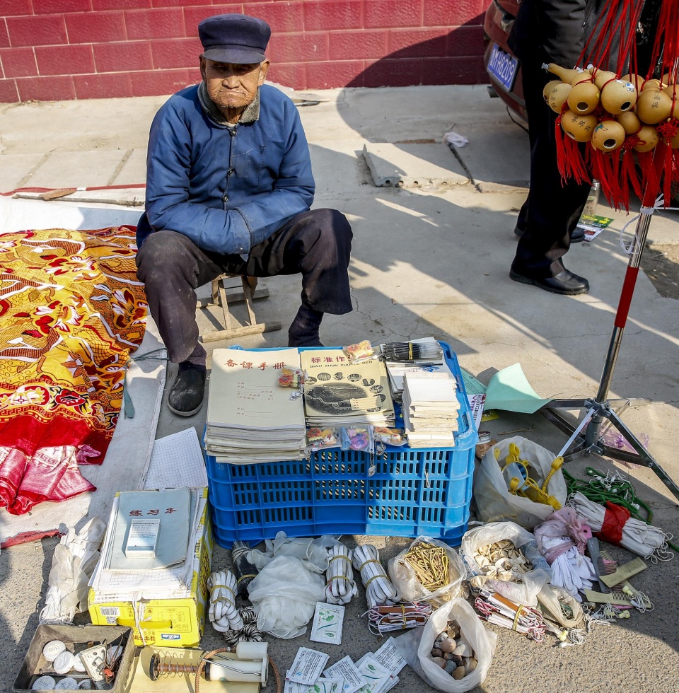 90岁高龄的农村爷爷路边摆摊，一天只卖了一元钱，看看有啥稀罕物