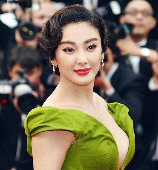 白貌美……虽说整体造型在她身上显得怪里怪气,而且身材显得有些臃肿