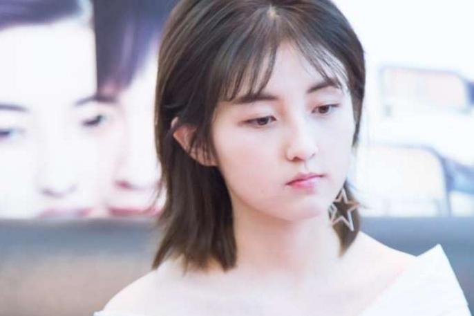 张子枫这小脸长得越来越精致,笑起来像花一样