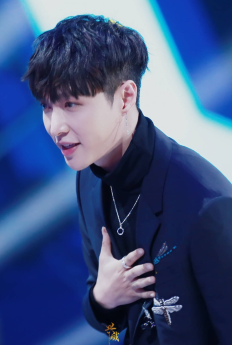 粉丝求合影被阻张艺兴弯腰说谢谢超有礼貌,工