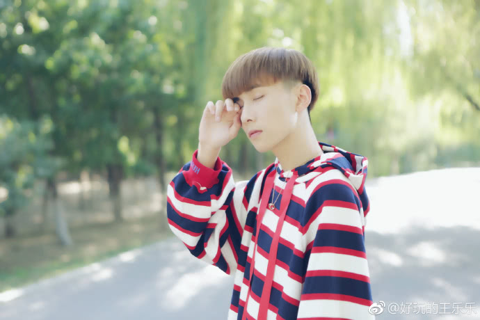 王乐乐回归8点档 快手再现S情低俗,某女主播露