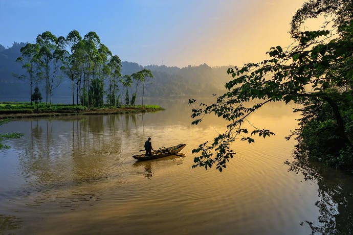 我与春风皆过客，轻舟流水到天涯