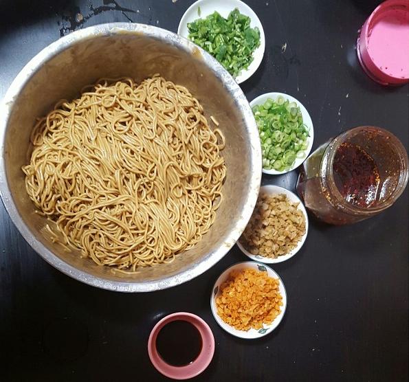 揭秘武汉热干面的调料配方，趁热拌均吃，保你百吃不厌！