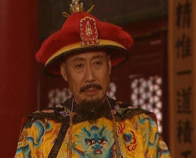扮皇帝最像的演员,叁次坎坷婚姻终得福气,当今越老越拥有魅力