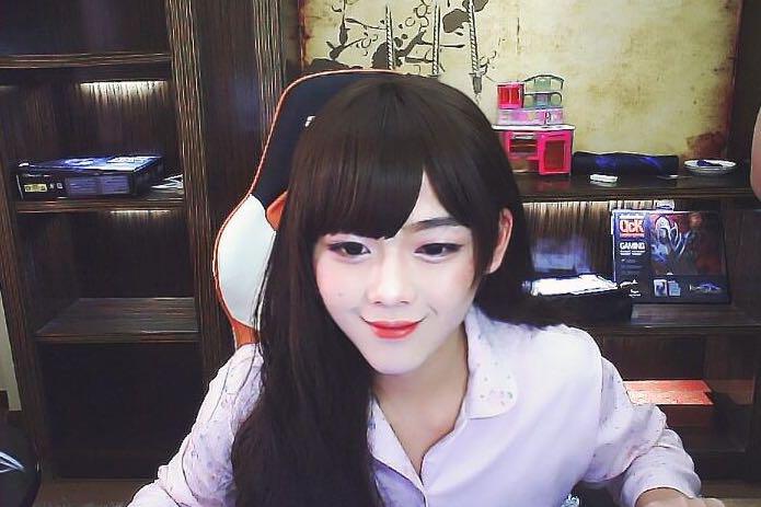 国服第一狮子狗辛巴女装直播，被母亲撞见!网友:满屏的尴尬!