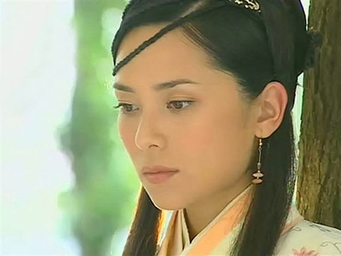 2001年郭羡妮搭档古天乐,萱萱主演了史上首部穿越剧《寻秦记》,她饰演