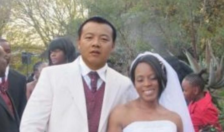 勤劳的中国人去了贫穷的非洲, 娶妻生子, 过上富裕的生活!