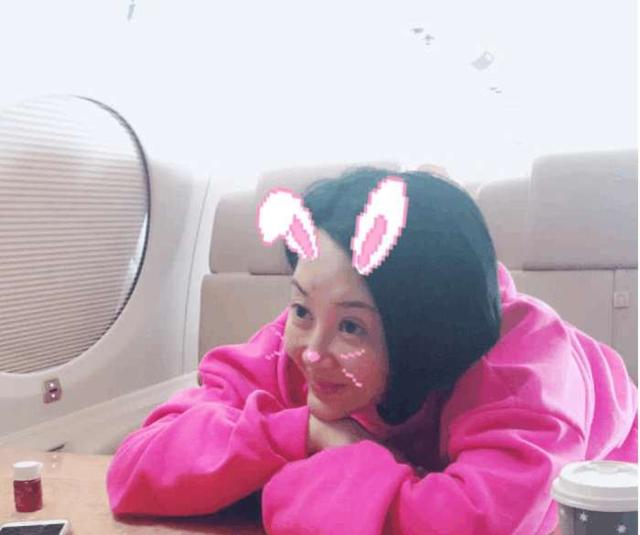 49岁许晴晒素颜照,微博沦陷了,网友:卸了妆年龄