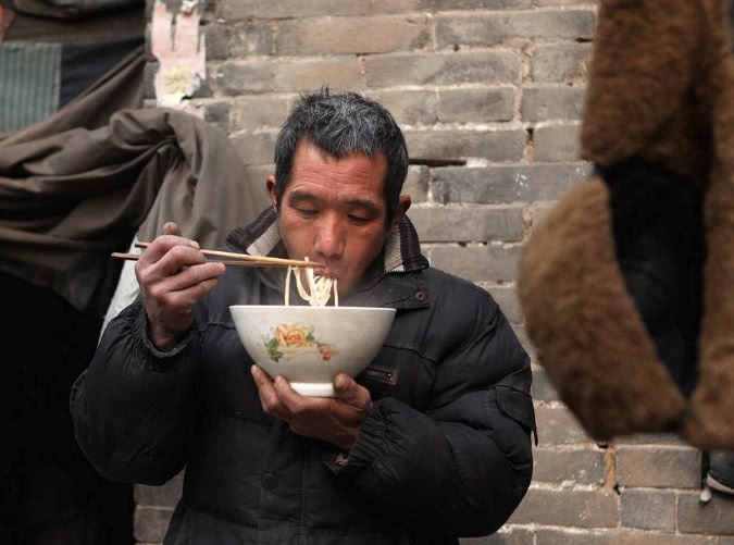 为啥农村人喜欢用大碗吃饭,你知道吗?