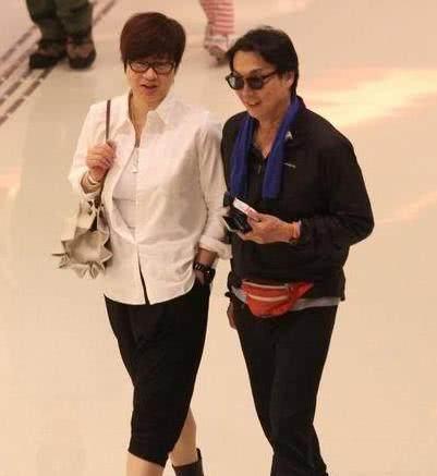 68岁刘松仁全家近照，与小20岁空姐妻子一见钟情，如今仍不用替身
