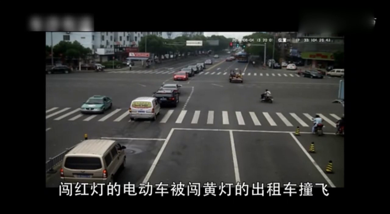 3辆电动车同时闯红灯，其中一辆的结局令人惋惜