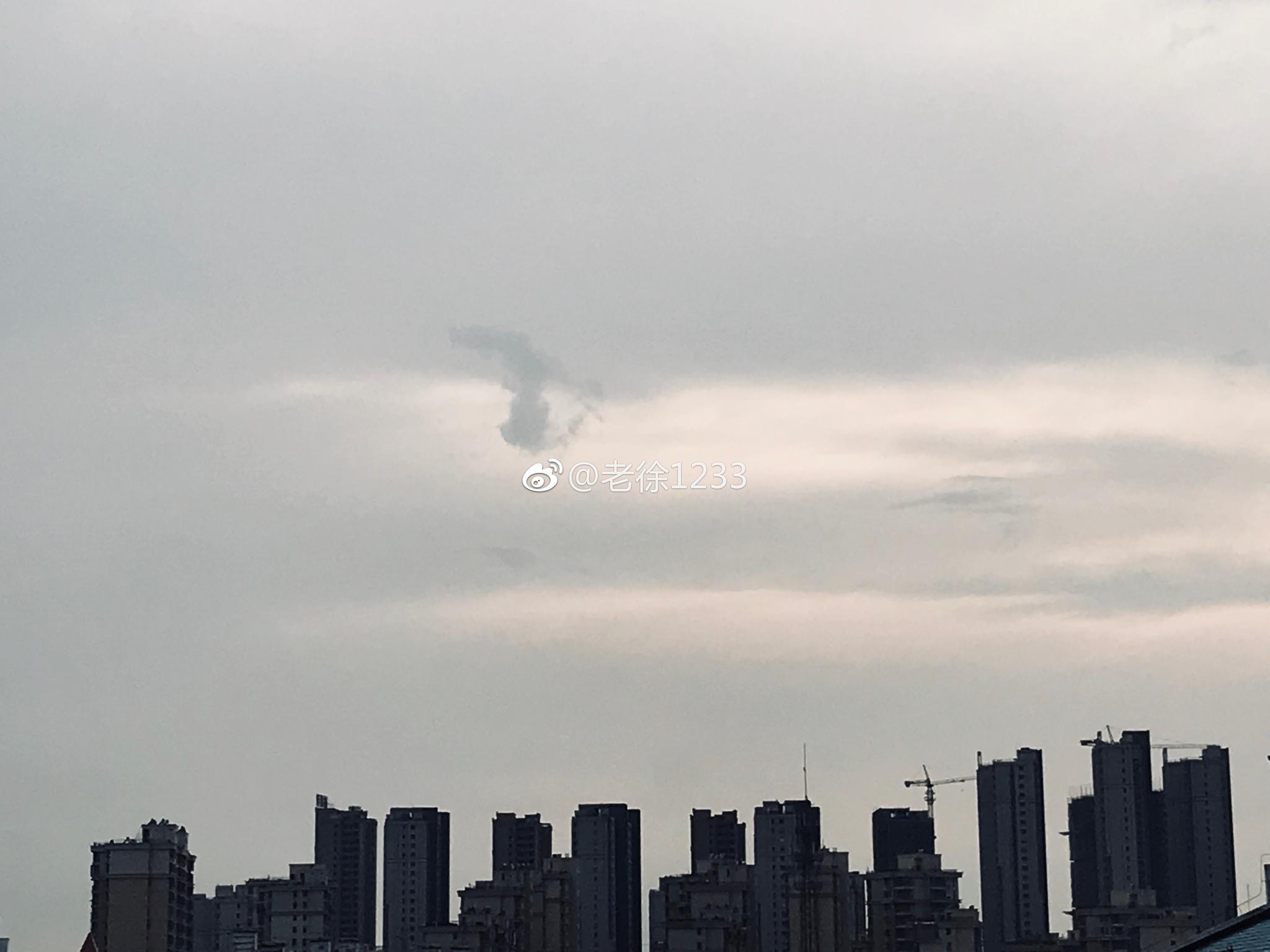 《灰色的天空正下着雨》是下午5点20分左右 在