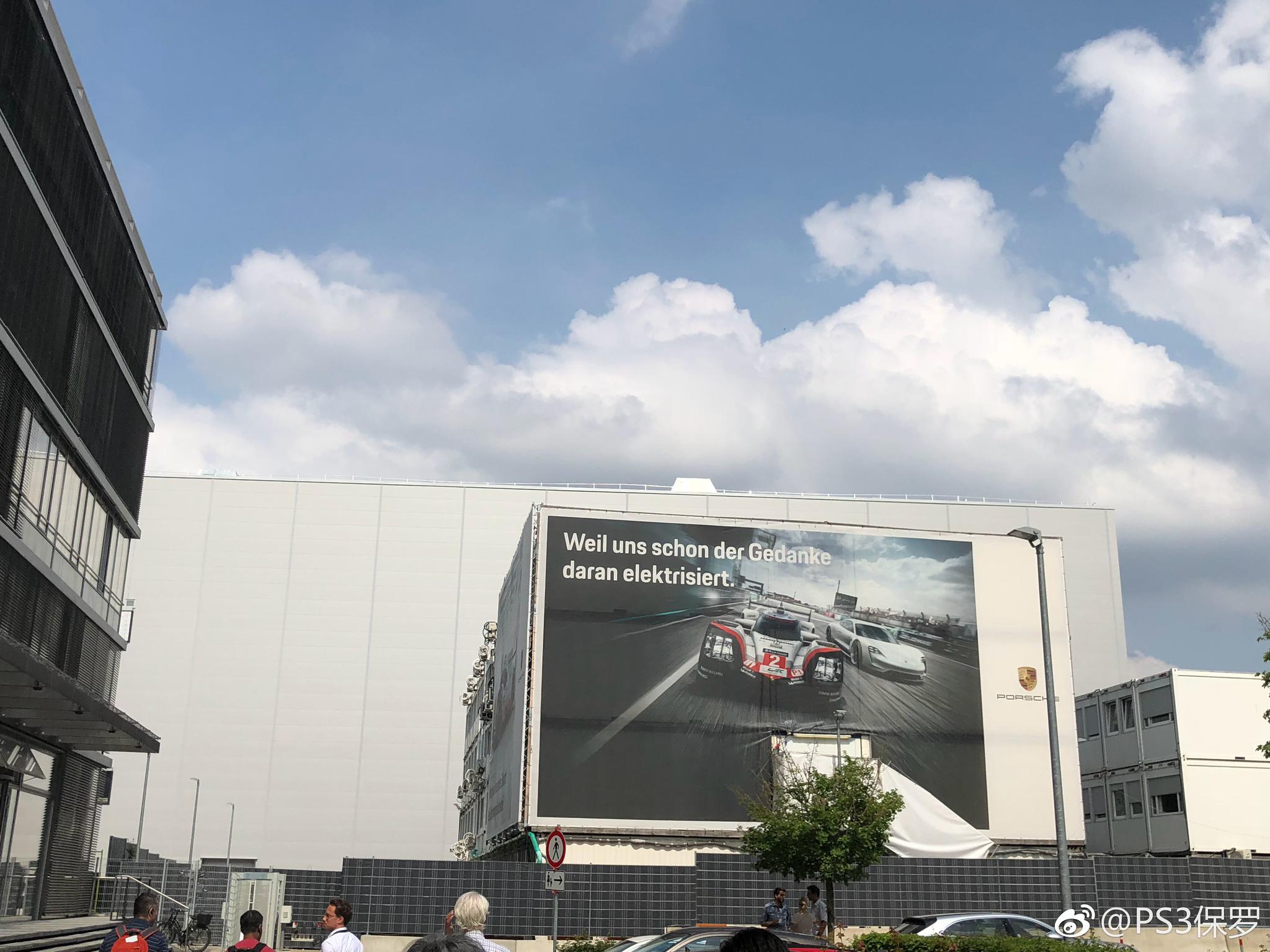 马上开始参观保时捷Mission E电动车新工厂