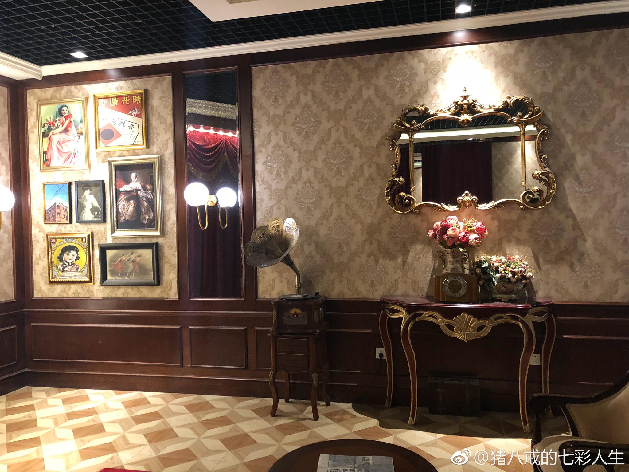 和小伙伴们玩了个非常吓人的密室逃脱………不知道玩了几个小时头都晕