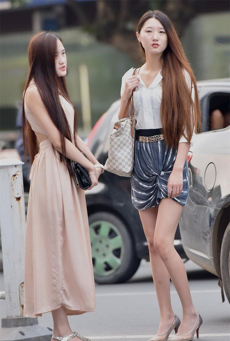 街拍美女: 白皙大长腿的短裙翘臀美女和她长裙漏背的朋友