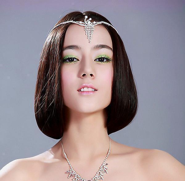 迪丽热巴成名前写真曝光,表情青涩,妆容夸张,网友:欣赏不来