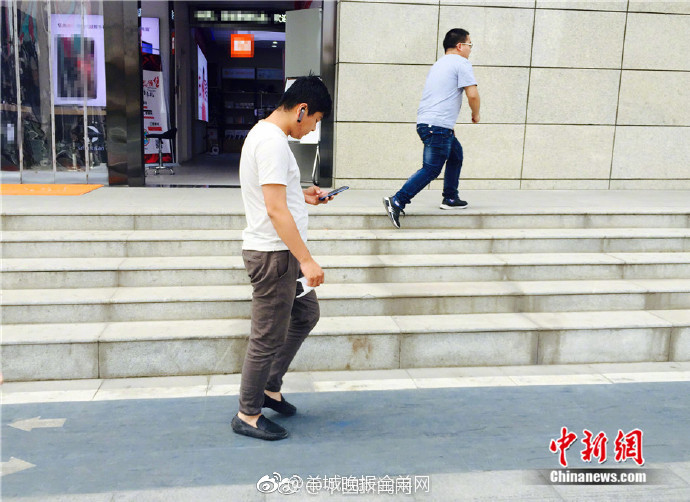 西安街头现低头族专用通道 你怎么看?[思考]