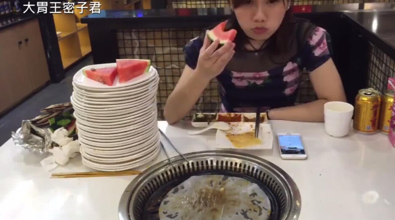 大胃王密子君给蜜粉复仇,怒吃30盘自助烤肉,老