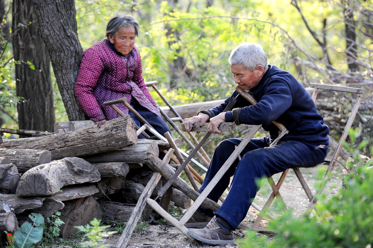 7旬老夫妻留守山村相依为命:她就喜欢看着我干活