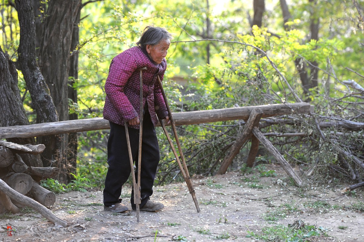 7旬老夫妻留守山村相依为命:她就喜欢看着我干活