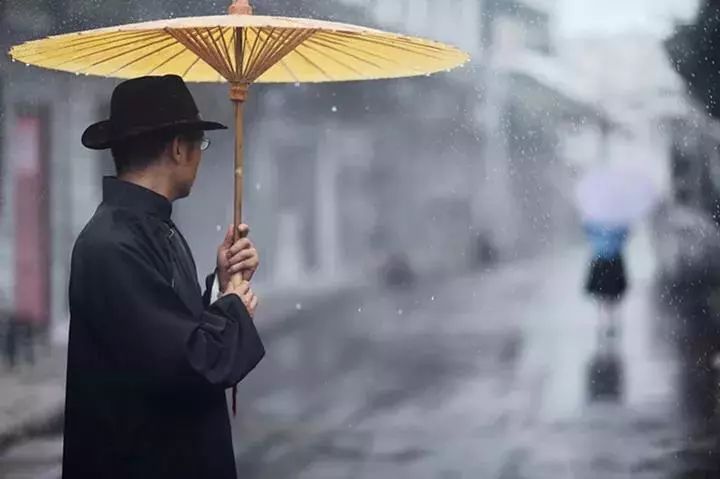 又寂寥的雨巷 我希望飘过 一个丁香一样地 结着愁怨的姑娘 戴望舒