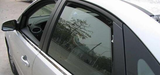 对角开窗，你们懂吗？老司机：常年抽烟从来都只是开一个车窗！
