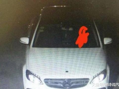 30万的奔驰C级“发疯”, 高速路上飞了1小时, 网友: 换我早懵了