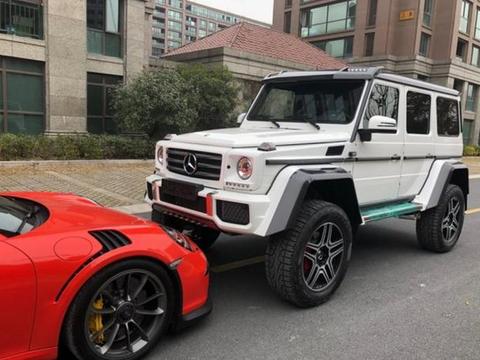 小伙开保时捷911提奔驰G500，朋友：两车总价超700万元
