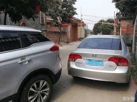 博越倒车撞到思域尾部, 受损差距大, 国产和日系差别一目了然