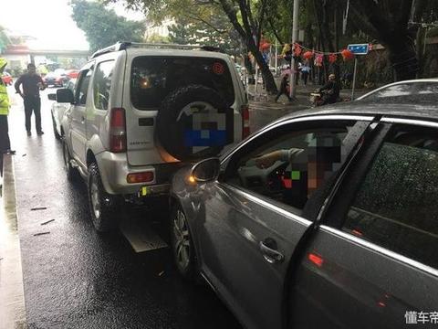 大众速腾追尾吉姆尼，两车差距很大，车主：交警判罚很不公平