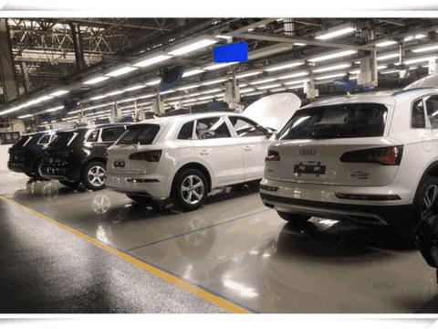 18款国产奥迪Q5L全面下线,停满广场等待发车,奔驰GLC好日子到头