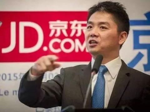 被前妻抛弃的穷小子，如今身价500亿豪车众多，连马云也佩服！