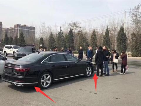 新款奥迪A8碰上外卖小哥，车迷表示：主动刹车的效果呢？