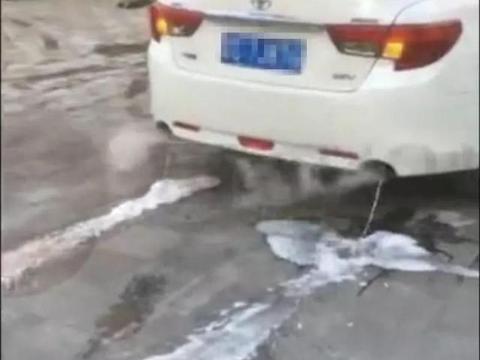 街头出现排气筒喷水如高压水枪的汽车，看清车标后我不怎么好奇了