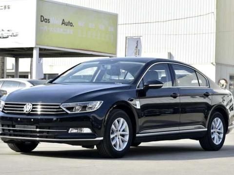 大众速腾撞翻面包车险些报废 网友: 以后看到速腾一定要让行!