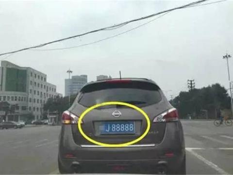 浙江一辆25万日系车，到绿灯了却不走，只因一块车牌，太霸气了！