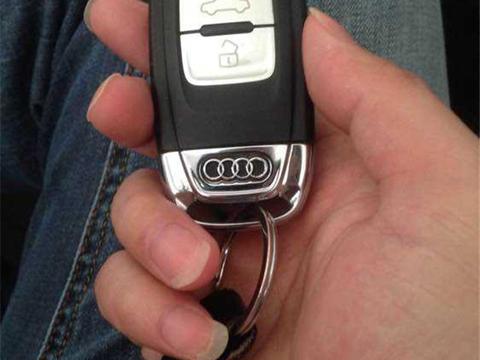 四川一富二代结婚，领头200万奥迪R8，车牌号还是“1314”