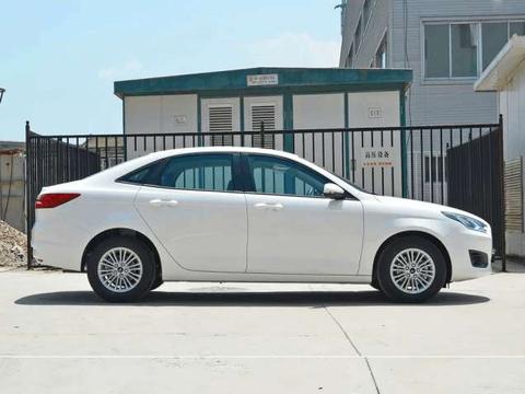 这款合资车自降3万, 销量完胜朗逸, 顶配车型仅8万多英朗要挺不住