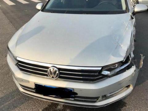 新提迈腾开了不到5000公里，遭遇女司机，伤到大梁，车主当场懵了