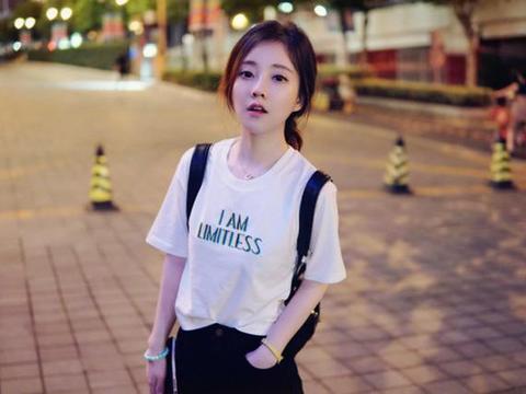 网红界的鼻祖，20岁就开700万兰博基尼！如今蹲着吃饭无人问津！