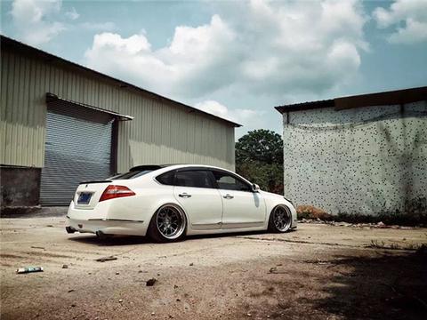 有精品气动凯美瑞，怎能少得了同级爆美天籁呢？日产天籁改装案例