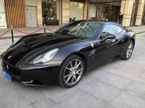 380万的法拉利California T开了6年多：然而车主却常备雨伞车门