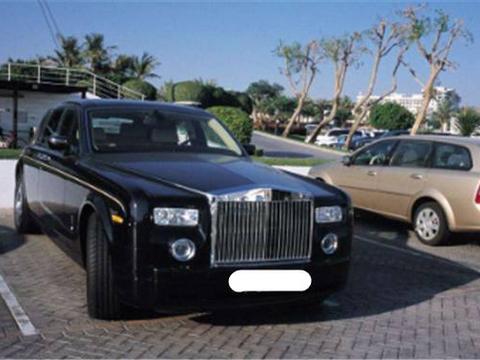 在这家蛋糕店买蛋糕，一个蛋糕得360万，运送用800万劳斯莱斯！